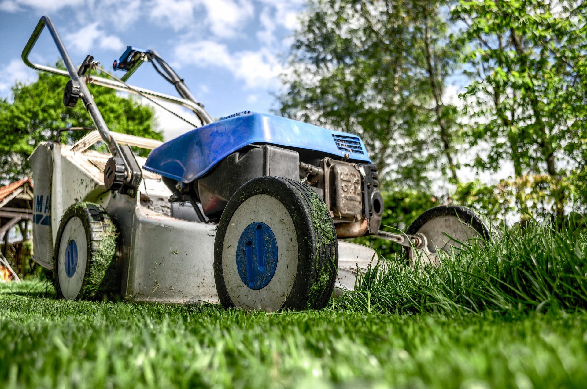 lawnmower-384589_1920_1